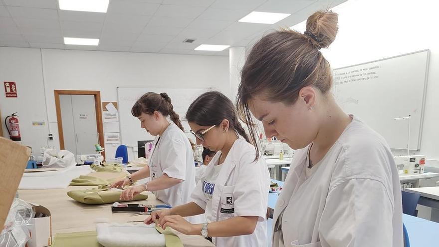 La escuela taller que renovará las butacas del teatro más emblemático de Oviedo, de prácticas