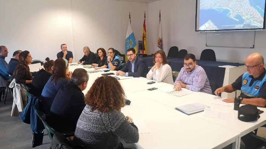 Josué Íñiguez, en el centro, durante la reunión con los comerciantes.