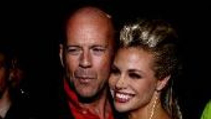 El actor Bruce Willis presenta en público a su novia