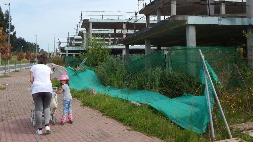 Esqueletos de viviendas en uno de los ámbitos inacabados de Costa Miño Golf.