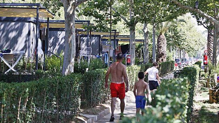 Turistes en uns bungalous d&#039;un càmping a Sant Pere Pescador.