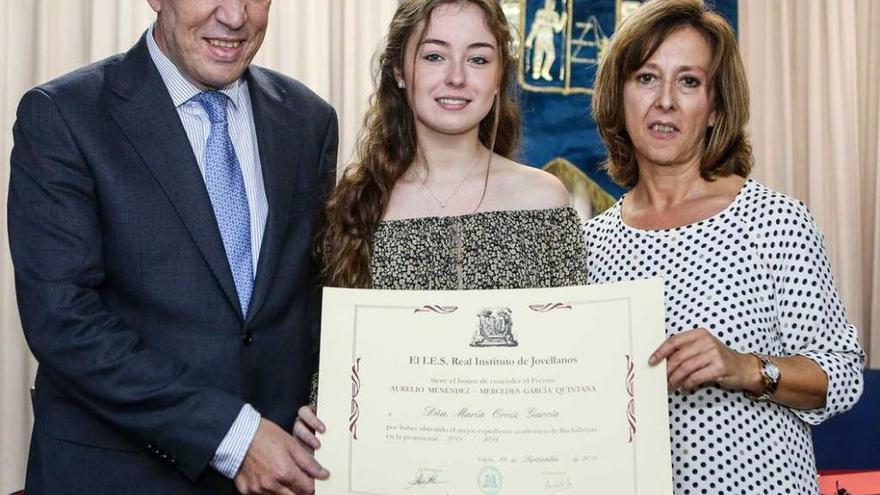 María Orviz García, en el centro, recibe el diploma de manos de Pablo Menéndez García, hijo de Aurelio Menéndez, y de María Milagros Madiedo, directora del Instituto Jovellanos.