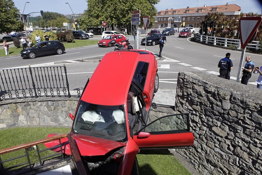 Un coche se empotra en Gijón