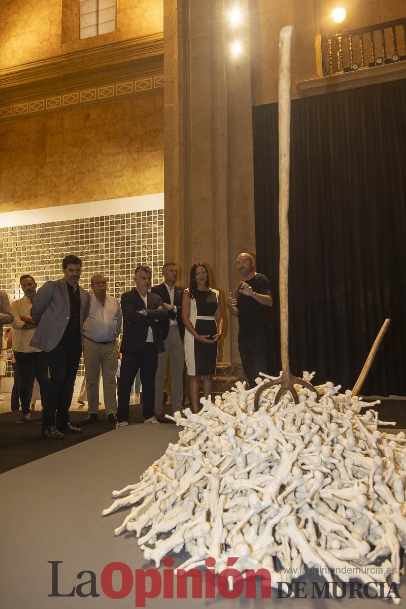 Así es la exposición 'Los Asomados' de Lidó Rico, que llega a Caravaca en su Año Jubilar