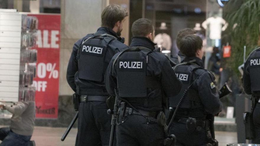 Agentes patrullan en el centro comercial de la ciudad de Oberhausen.