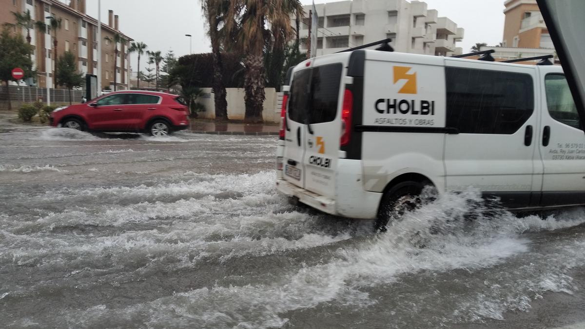 La avenida de la Llibertat, en el Arenal de Xàbia, ya acumula bastante agua