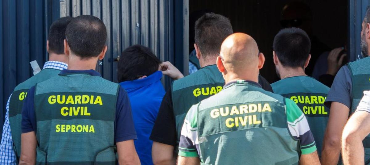 Un responsable de Magrudis durante un registro.