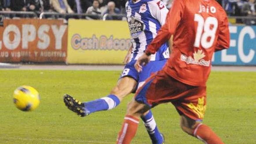 Juan Domínguez golpea el balón ante Jaio. / adrián subiela