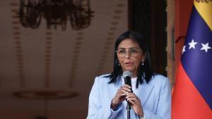 AME4203. CARACAS (VENEZUELA), 11/02/2026.- La mandataria encargada de Venezuela, Delcy Rodríguez, habla al finalizar una reunión oficial con el secretario de Energía de EE.UU., Chris Wright, este miércoles en Caracas (Venezuela). Venezuela y Estados Unidos establecieron una asociación productiva a largo tiempo en materia energética y discutieron proyectos en petróleo, gas, minería y energía eléctrica, anunció Rodríguez, junto Wright, tras sostener una reunión privada en Caracas. EFE/ Miguel Gutiérrez
