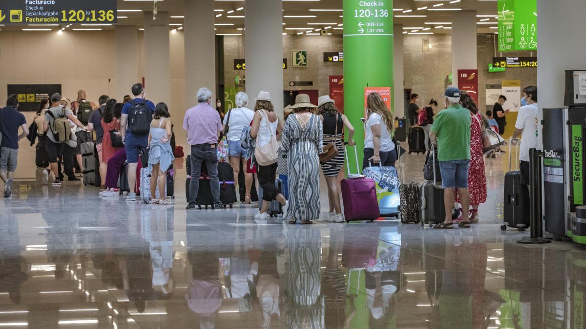 Llegada de los primeros turistas al aeropuerto de Palma tras el estado de alarma