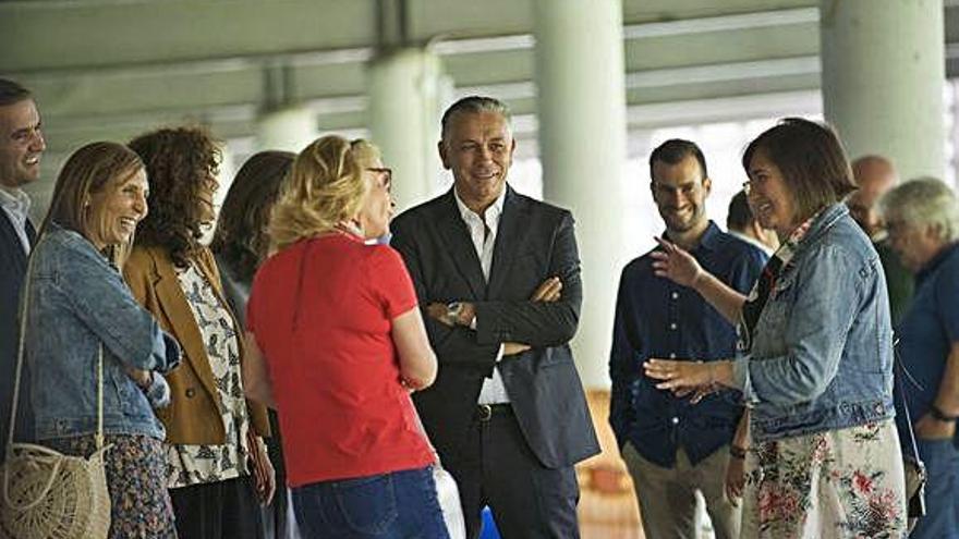 Figueira, de rojo, y Zas, en el centro, conversan con Casanova (dcha.).