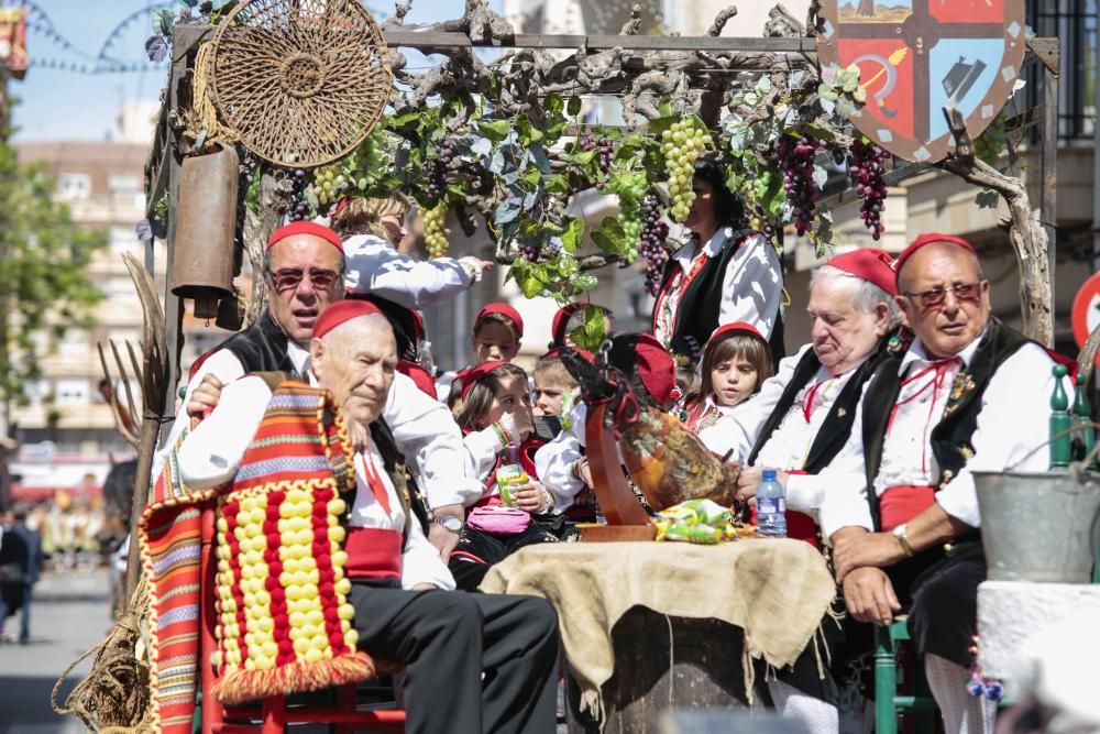 La comparsa Labradores presenta un boato muy participativo y primaveral, y con la interpretación del pasodoble Sueños Festeros logró emocionar al numeroso público