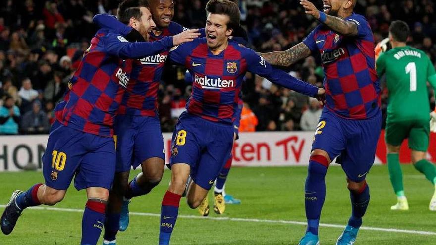 Ansu Fati, Miqui Puig y Arturo Vidal felicitan y celebran con Messi el gol del argentino al Granada en el debut de Setién. // Albert Gea