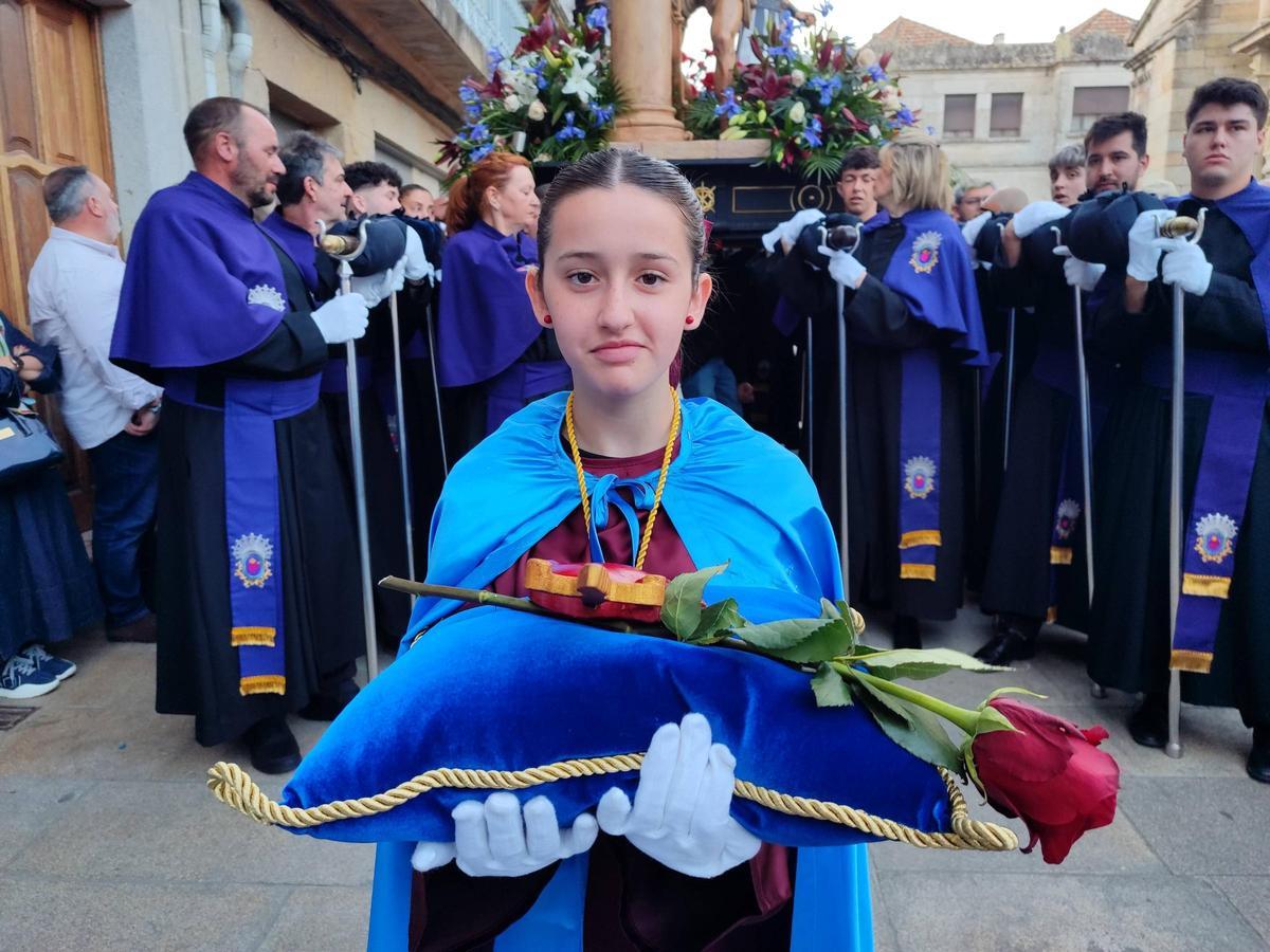 Una joven del tercio infantil de la Hermandad de los Dolores, en la procesión del Jueves Santo de Cangas.