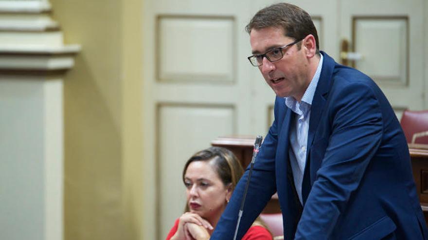 Iñaki Lavandera durante una intervención en el Parlamento de Canarias.