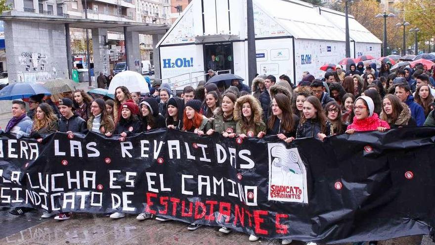 Centenares de estudiantes recorrieron la ciudad, desde el miliar de La Marina, hasta la plaza de la Constitución para protestar por la reválida, bajo el lema &quot;La lucha es el camino&quot; para acabar con los exámenes que condicionan la consecución del título de bachillerato.