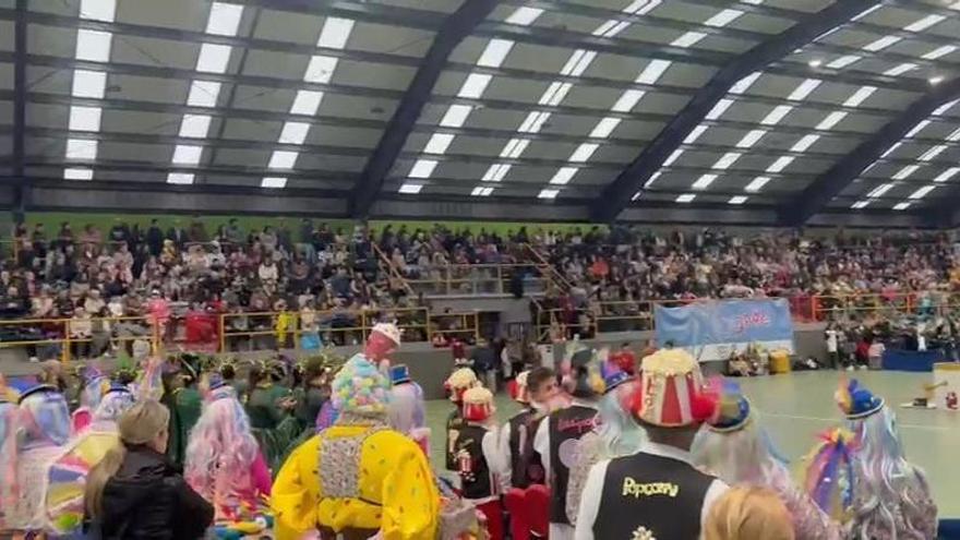 Abarrote total en la gran fiesta de Entroido de Outes, con chocolatada final