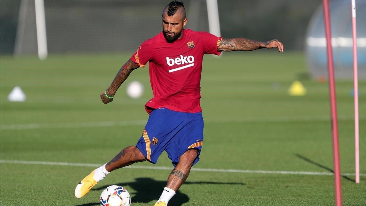 Arturo Vidal, en su primer entrenamiento con el Barça de Koeman.