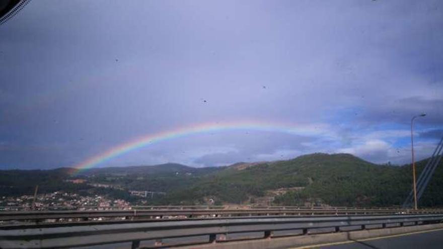 El gigantesco arco de colores sobre O Morrazo, desde Rande. // C.G.