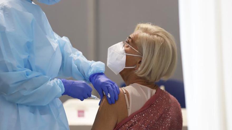 Los mayores de 70 años están recibiendo desde mitad de mes la tercera dosis contra el coronavirus.