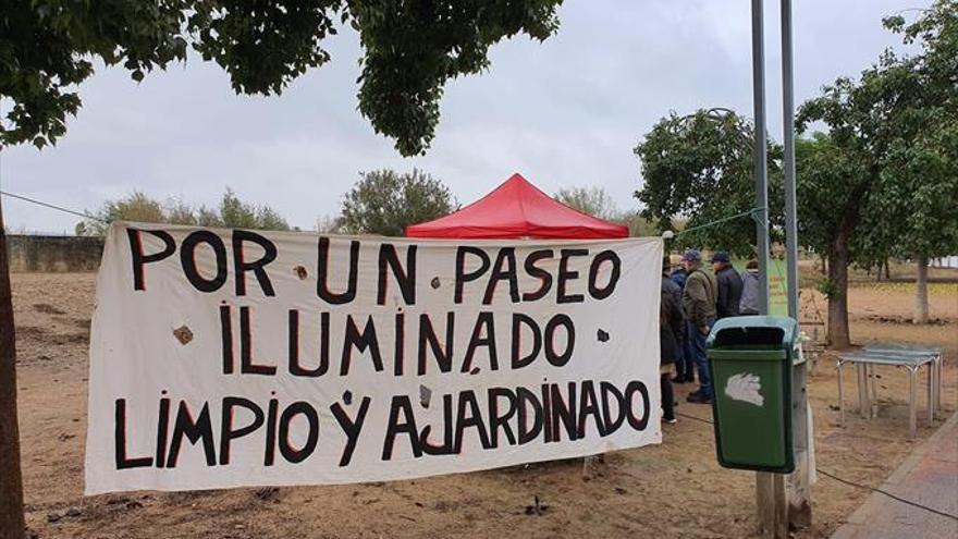 Vecinos de la acera de San Julián denuncian su abandono y exigen el acondicionamiento del paseo