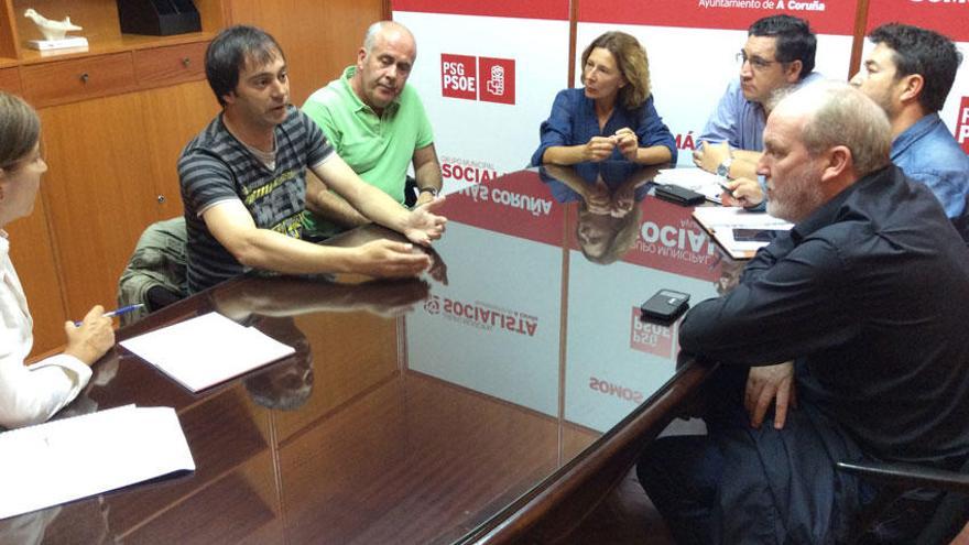 Reunión de los socialistas coruñeses con representantes de los trabajadores de Alcoa en A Coruña.