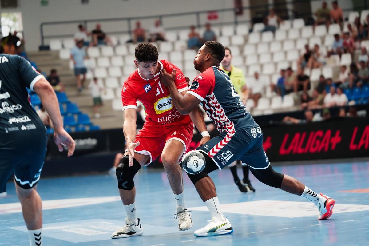 Parker presiona a un rival durante el partido entre Horneo y Huesca