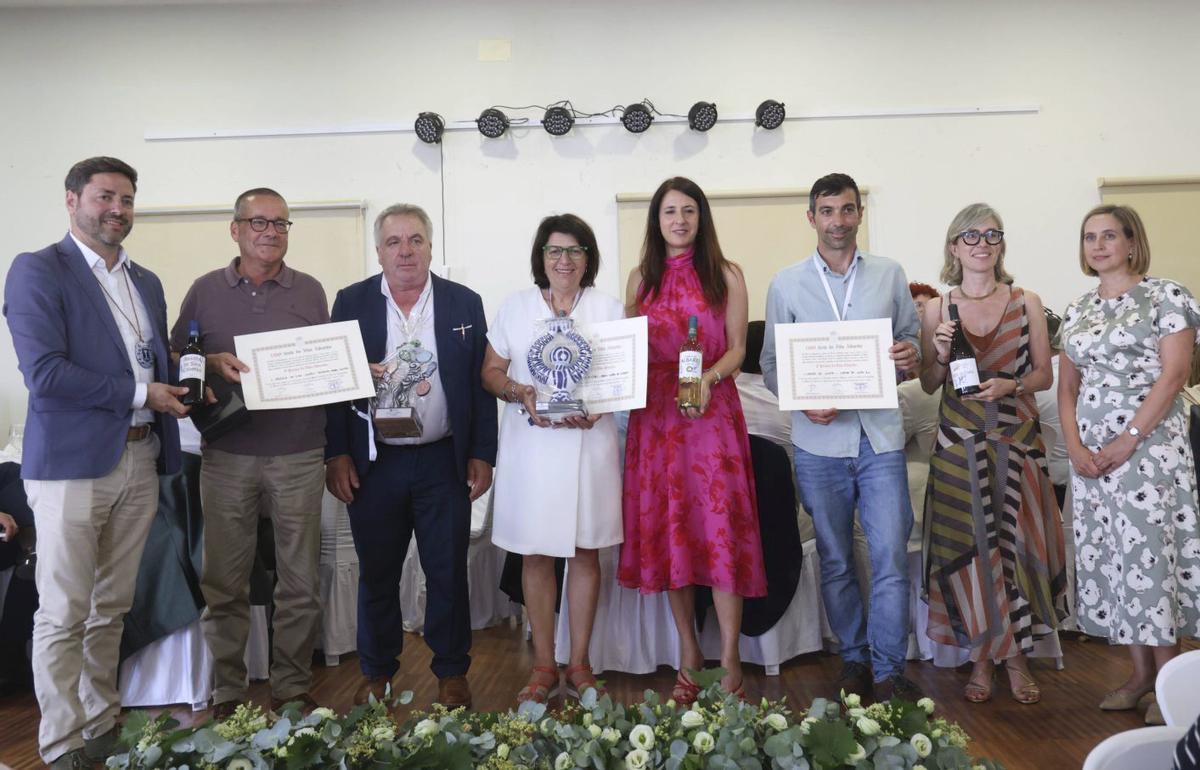 Las tres bodegas premiadas recibieron sus distinciones para culminar el Xantar de Confraternidade. | NOÉ PARGA