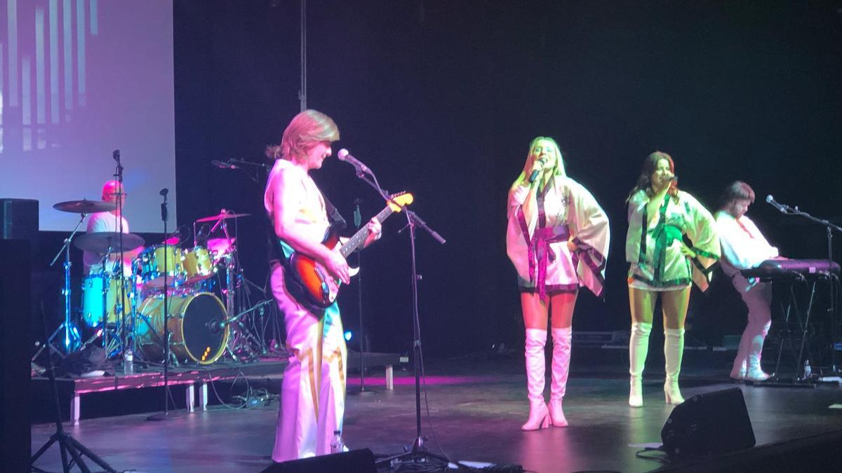 El grup de tribut a ABBA, en plena actuació.