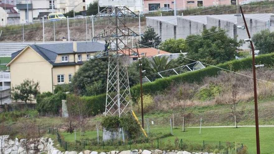 Una de las torretas del tendido eléctrico en el parque de San Pedro de Visma.