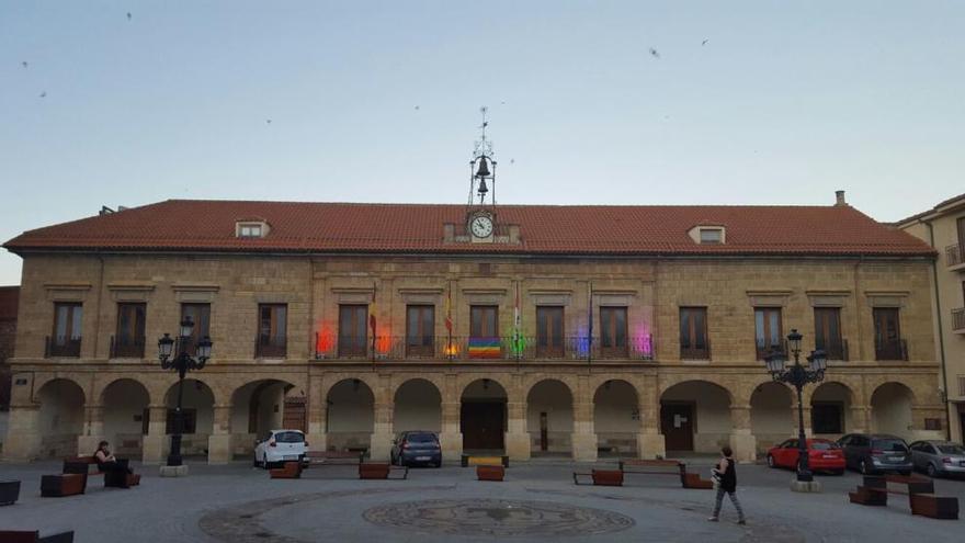 La fachada consistorial de la Plaza Mayor iluminada con los colores del colectivo LGTBI