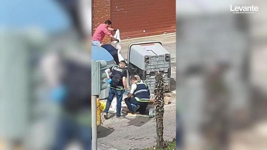 onal rastrea contenedores, papeleras y bajos de vehículos para localizar el arma homicida en el posible crimen de Burjassot