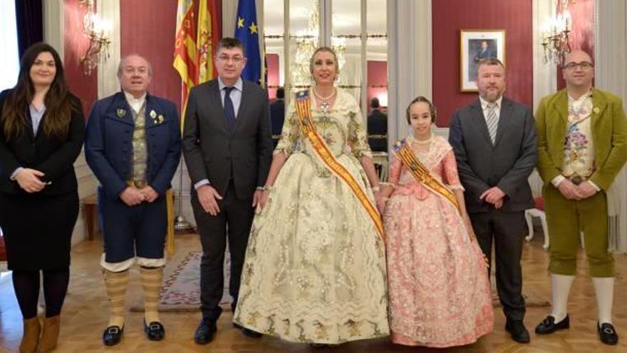 Las Falleras Mayores en su visita a Les Corts.