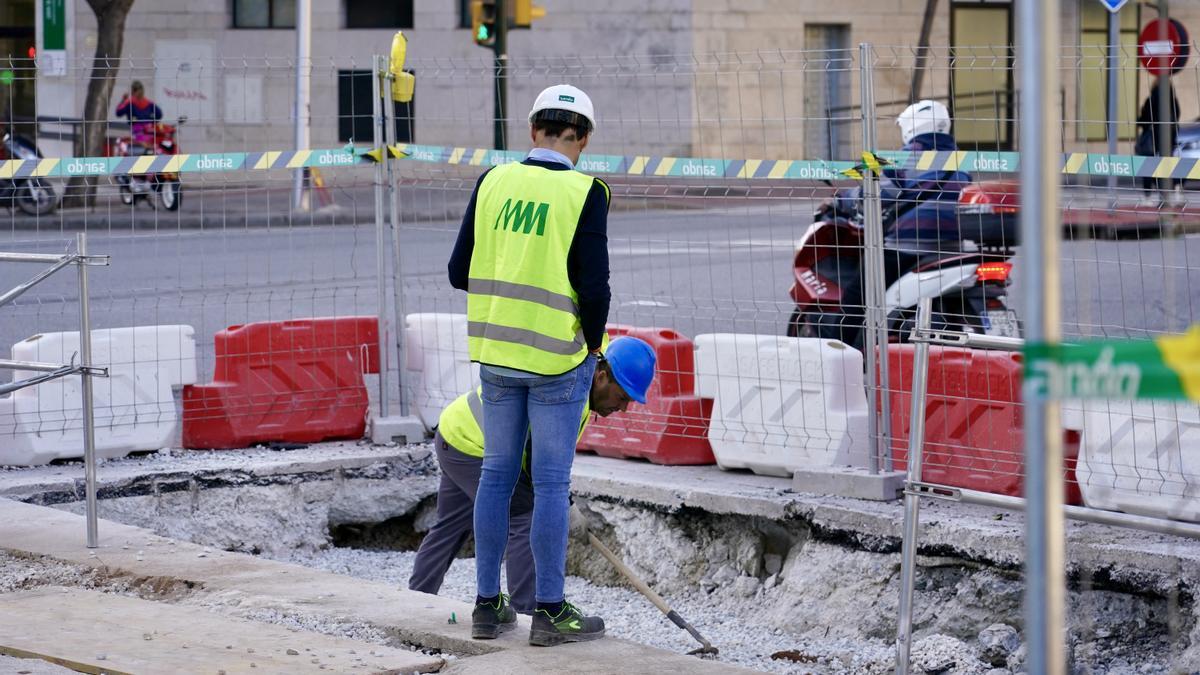 Obras en la calle Hilera para la prolongación del metro de Málaga hasta el Hospital Civil, en marzo de 2024.