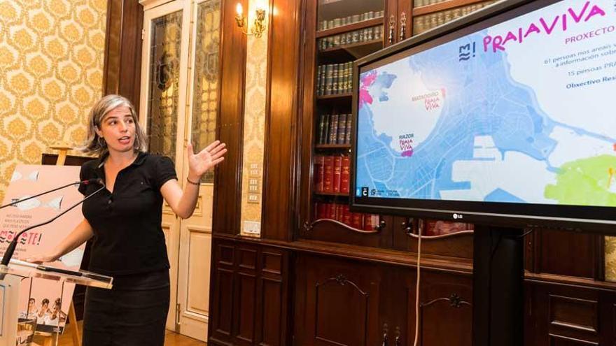 La responsable municipal de Medio Ambiente, María García, durante la presentación del dispositivo de limpieza de San Juan A Coruña 2017.