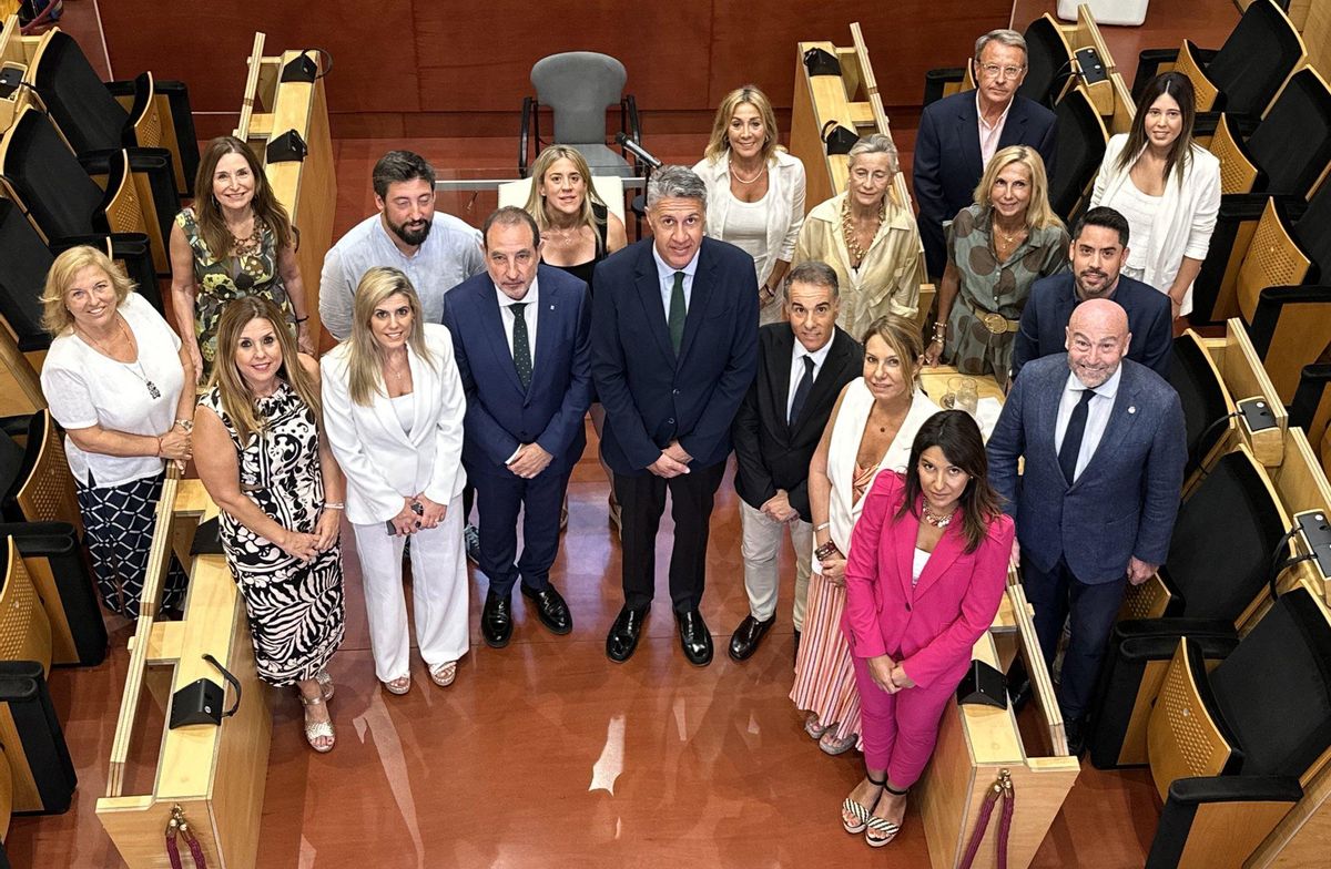 Foto de familia de la visita del conseller de Justícia, Ramon Espadaler, al Ayuntamiento de Badalona