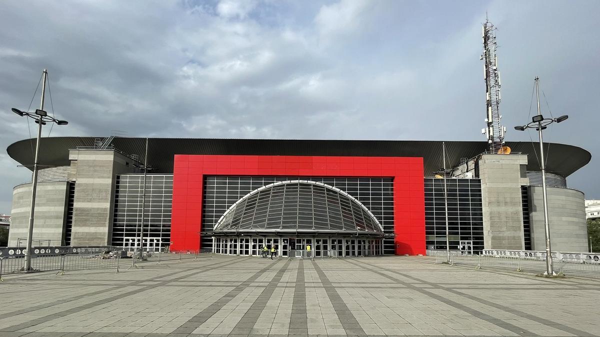 La puerta principal del Belgrado Arena ya luce sin publicidad.