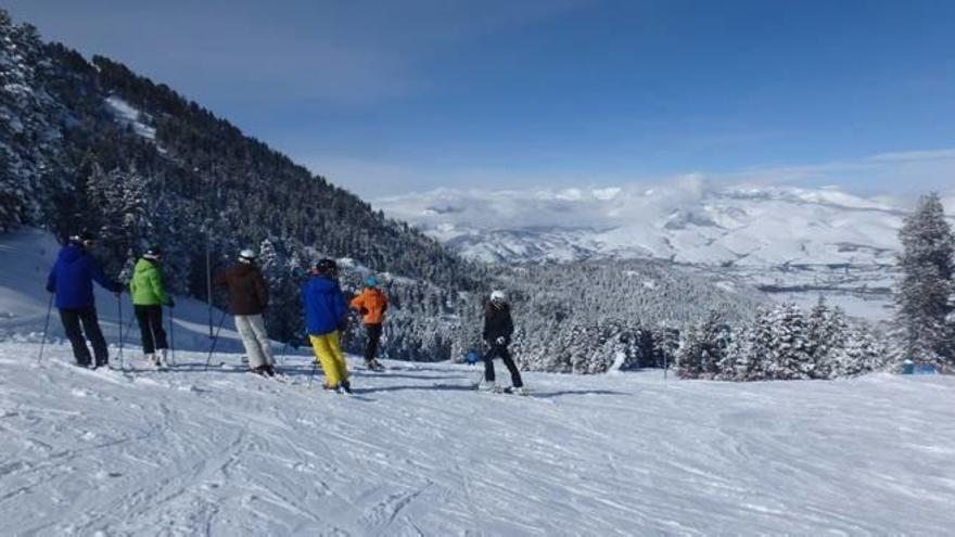 L&#039;estació d&#039;esquí de Masella, amb la Cerdanya de fons també amb gruixos que quasi no es recorden