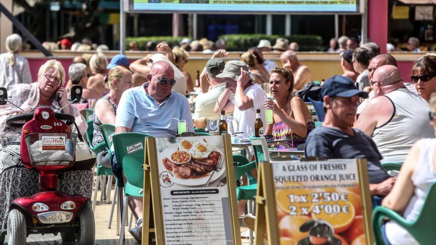 Turistas británicos disfrutan de una mañana soleada en la terraza de un local hostelero de Benidorm.