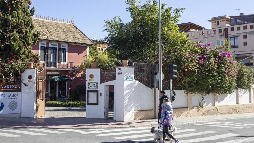 Los vecinos piden inspecciones sorpresa a la finca Villa Antonia por olores y humos