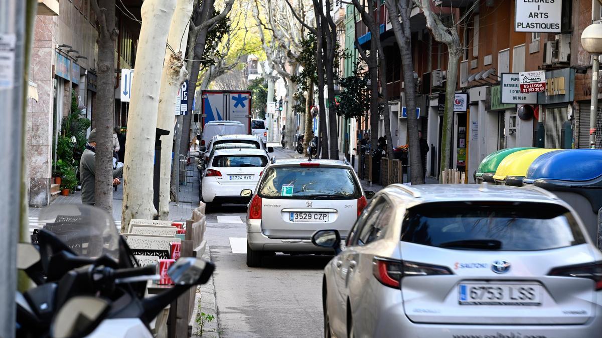 Calle Guifré de Badalona, vía que los vecinos del barrio del Progrés proponen convertir en un eje peatonal comercial