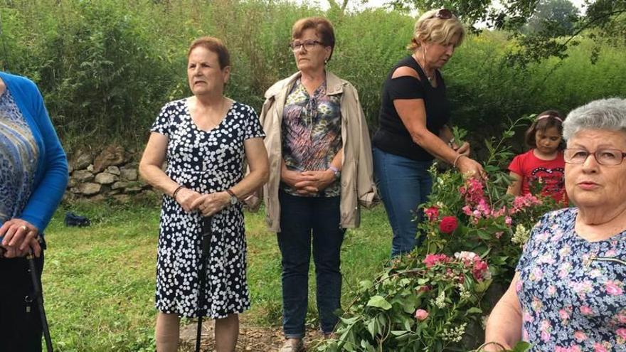 Vecinas de Santullano durante el enramado de la fuente.