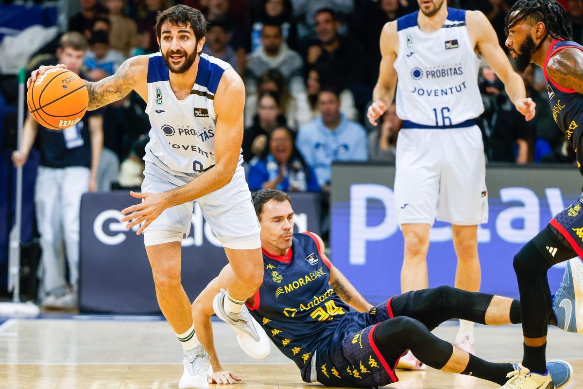 Ricky Rubio controla el balón delane de Kyle Kuric