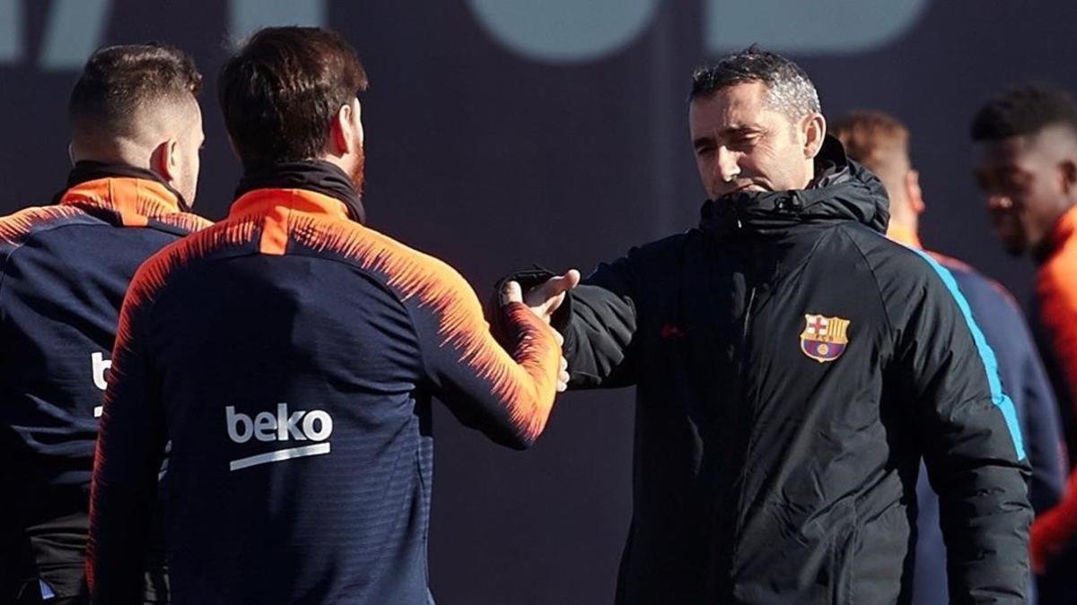 Messi y Valverde se saludan en el inicio del entrenamiento.