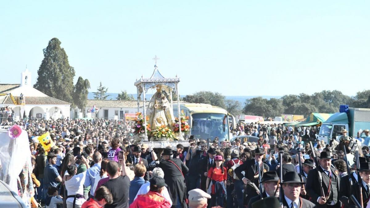 Miles de romeros acompañan a la Virgen de Luna en su regreso