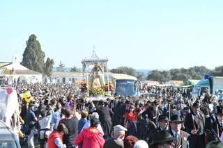 Miles de romeros acompañan a la Virgen de Luna en su regreso
