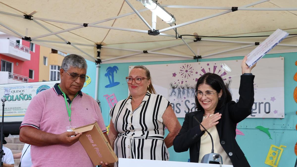 La alcaldesa, Carolina Darias, con el presidente y la vicepresidenta de la Comisión de Fiestas