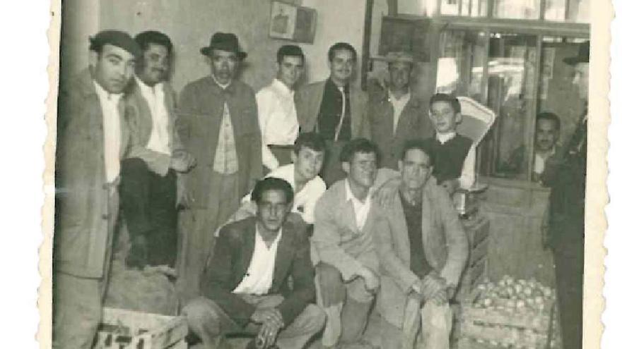 Un grupo de trabajadores en la tienda que Carmona tenía frente al mercado de abastos.