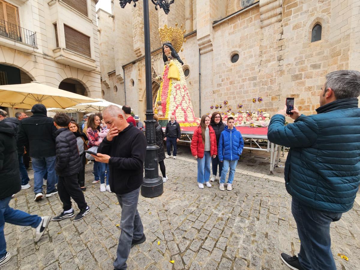 Una familia inmortaliza el mantón de la Virgen.