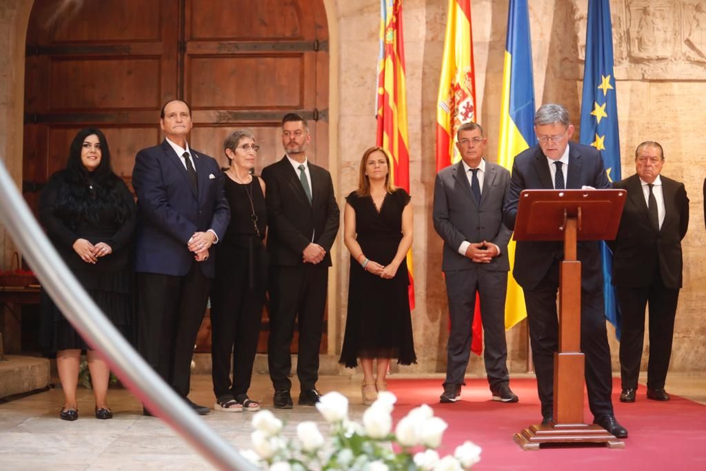 Autoridades políticas y sociales reciben el féretro de Grisolía en el Palau de la Generalitat